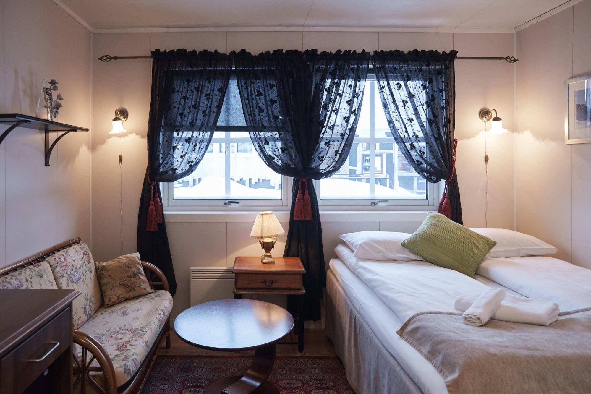 Mary-Ann'S Polarrigg Hotel Longyearbyen Exterior photo